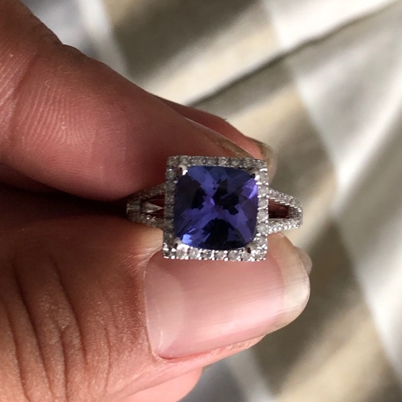14K Gold Tanzanite & Diamond Ring - Picture 5 of 8